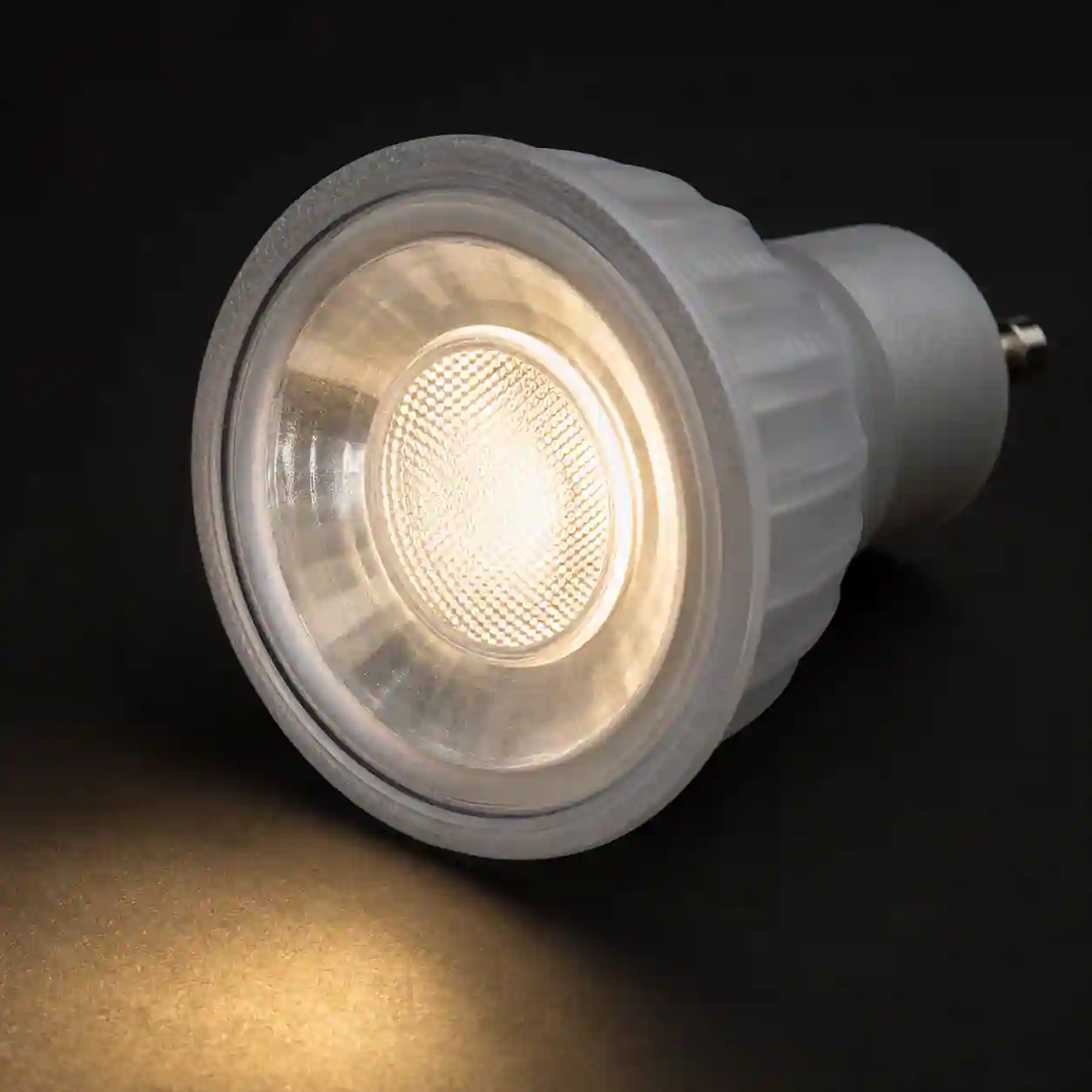 Detail LED žárovky GU10 se směrovým reflektorem